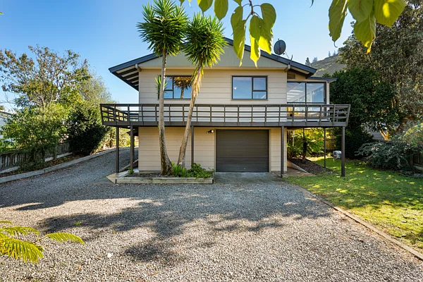 Rarangi 3房  Wanting massive garaging?