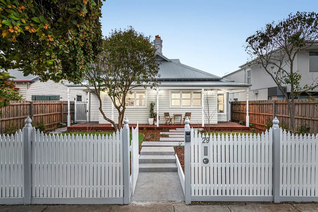 Moonee Ponds 5房 大理石饰面奢华  Miele电器齐全  加热泳池凉亭  多功能工作室  步行河滨步道  三车位车库  雅致套房天窗  低维护花园  优越河畔位置 Expressions of Interest Closing Thursday 18th September at 5:00pm unless sold prior