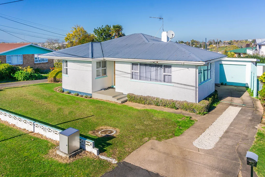 Dinsdale 3房  Family Living with a Bonus Sleepout on 804sqm