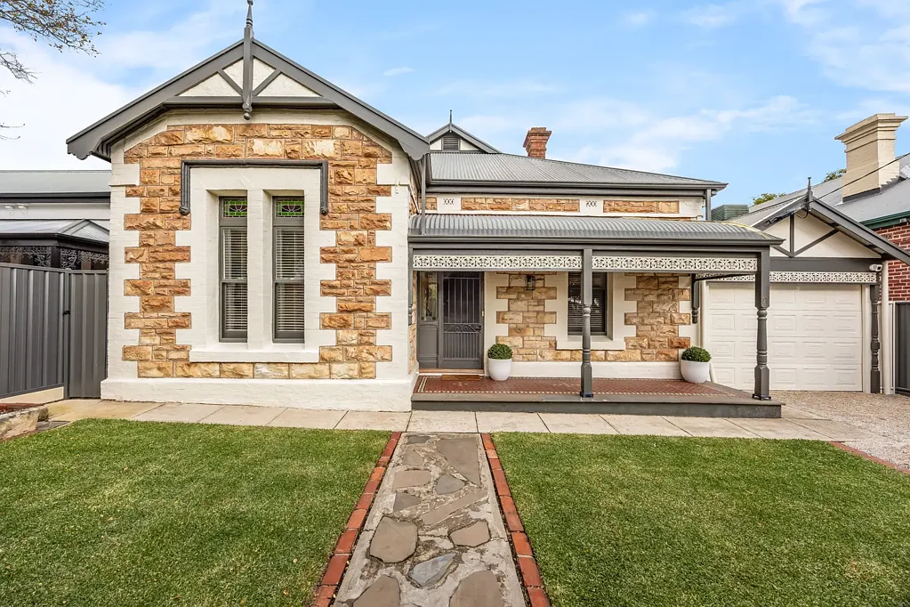 Fullarton 3બેડરૂમ A Respectful Villa Remodel Framed by the City, Prized Schools, and Iconic Dining