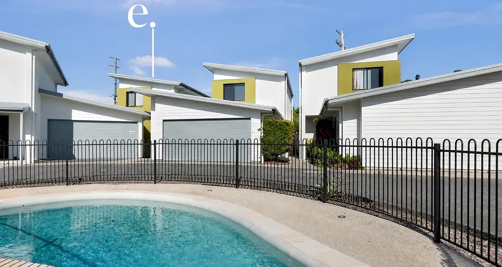 Beaconsfield 3Phòng ngủ Largest Yard in the Complex - Spacious Townhouse Living in Beaconsfield