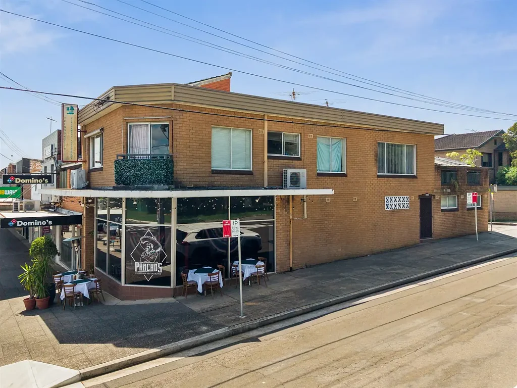 Riverwood 3房 显眼街角地块 高曝光度便利性 靠近车站学校商场 全翻新餐厅 固体砖结构 宽敞工作室住宅 独立侧门通道 340平米土地 Prime Corner Block Investment in the Heart of Riverwood CBD