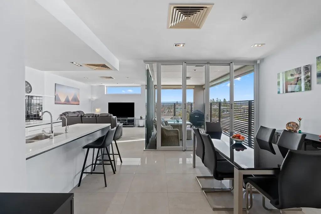 Glenelg North 3Kwarto Marina views, coastal ease, and room to truly unwind…