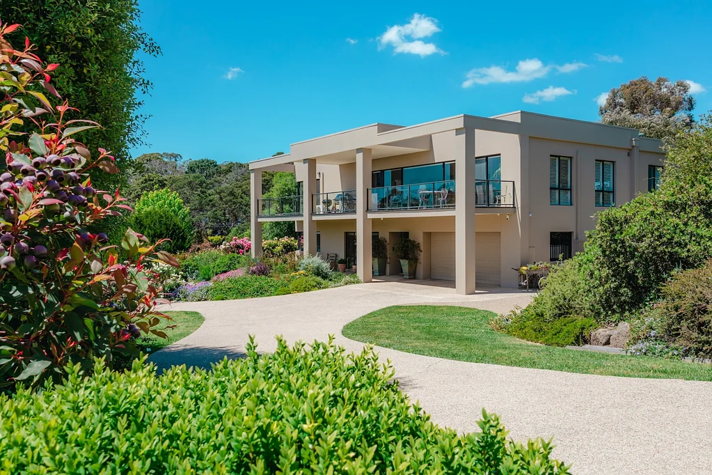 Mount Martha 4બેડરૂમ MOTORING ENTHUSIASTS HAVEN WITH BAY VIEWS!