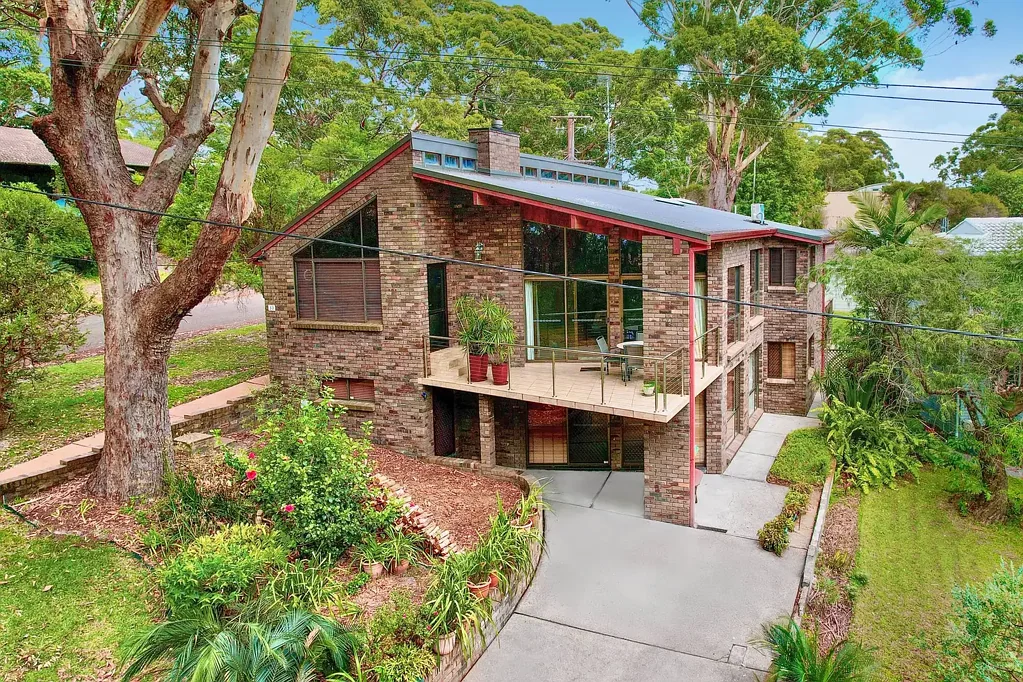 Bateau Bay 4 Slaapkamer Opposite Bateau Bay Beach With Ocean Views - Solid, Original & Immaculate - 1st Time Ever Offered