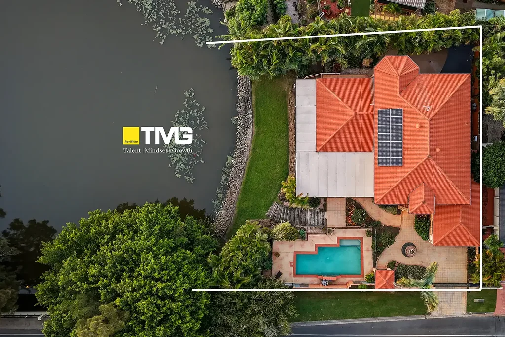Robina 5房  Expansive Robina Island Waterfront with Panoramic Views - Renovate or Move Straight In