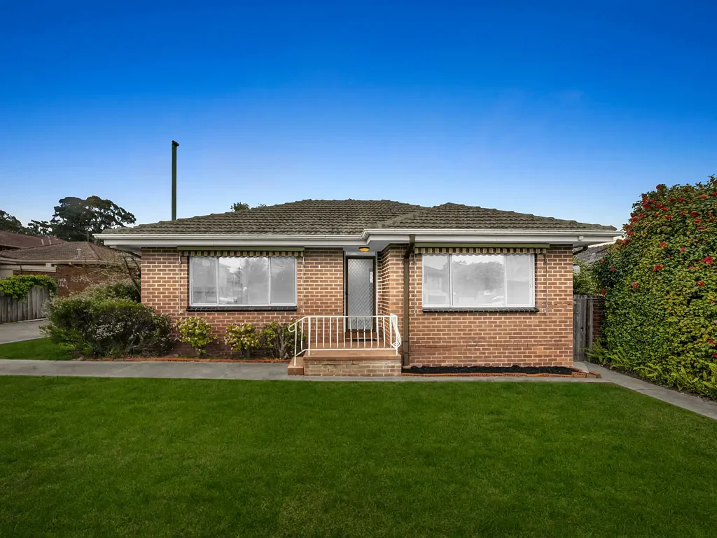 Dandenong 2कमरा Your Gateway into the Property Market. Updated Interior, 2-Bedroom Unit in a Superb Spot. Only 3 Mins Drive (approx.) to Dandenong Central.