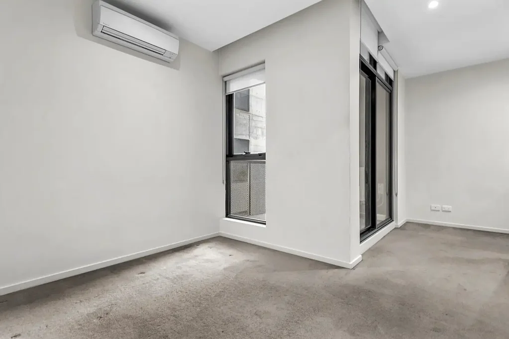 CENTRALLY LOCATED ONE BEDROOM APARTMENT WITH WHITEGOODS - EXTRA CARPARK AVAILABLE