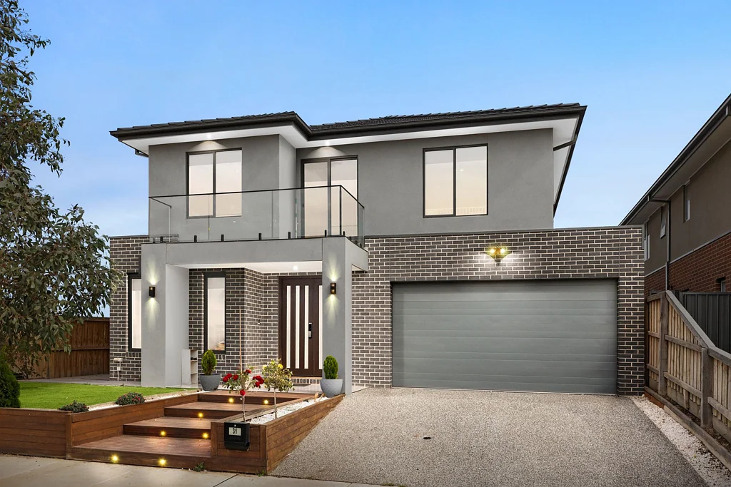 Fraser Rise 5Kwarto Sumptuous Designer Quality Boasting 2 Master Bedrooms with Every Top Shelf Option Imaginable, and…only a few years old!
