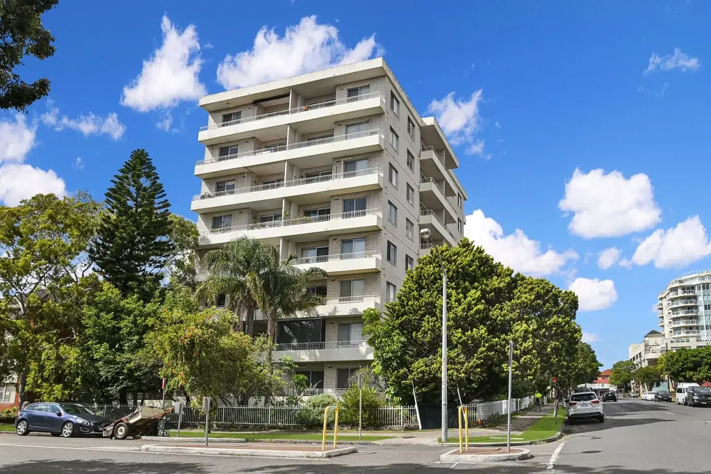 Lifestyle, Convenience, Ample Natural Sunlight & Lift Access