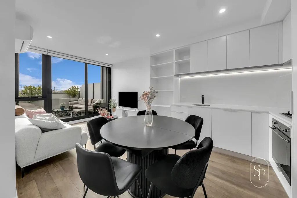 FURNISHED APARTMENT - Ample sunlight, superbly located