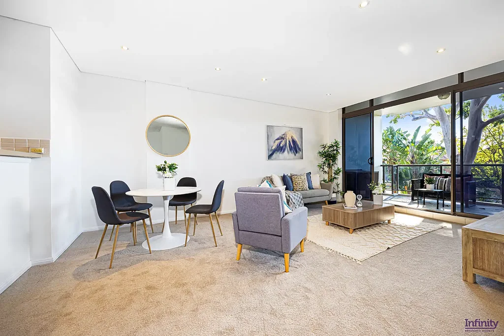 Wahroonga 2chambre Bright & Airy Two Bedroom Plus Study in an Ultra Convenient location