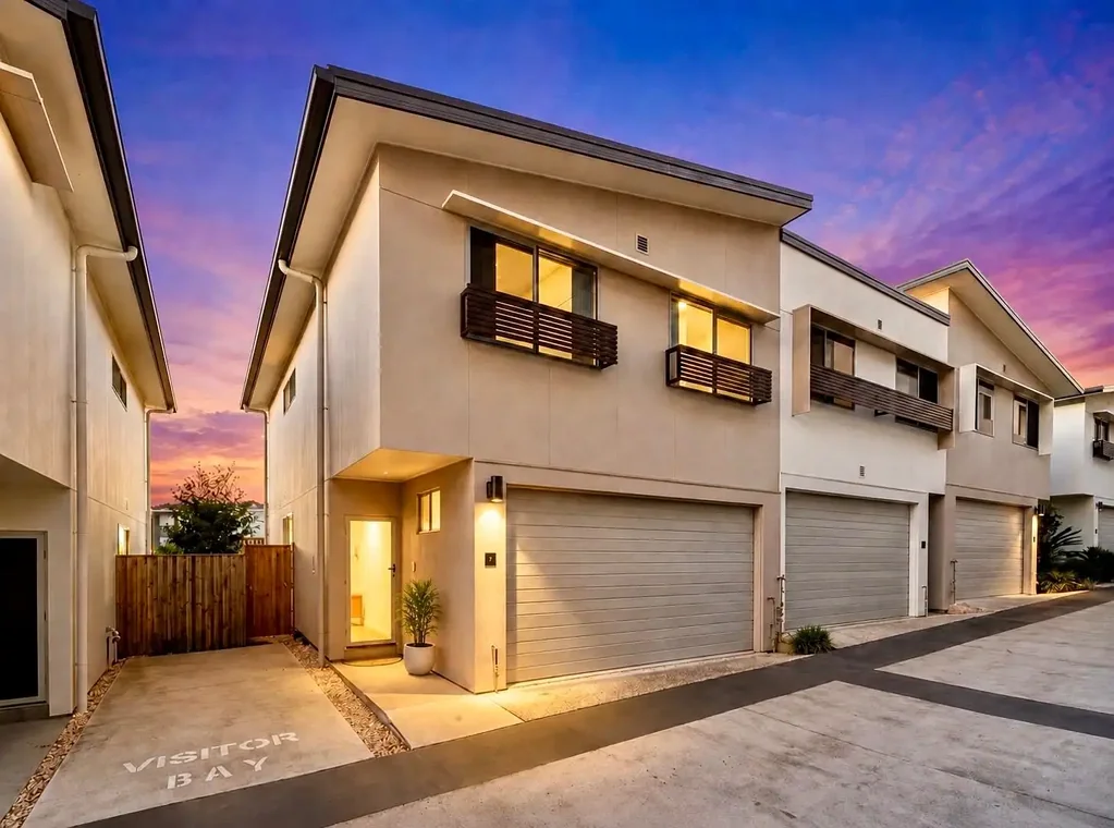 Luxurious & Low Maintenance Townhouse in a Fantastic Location!