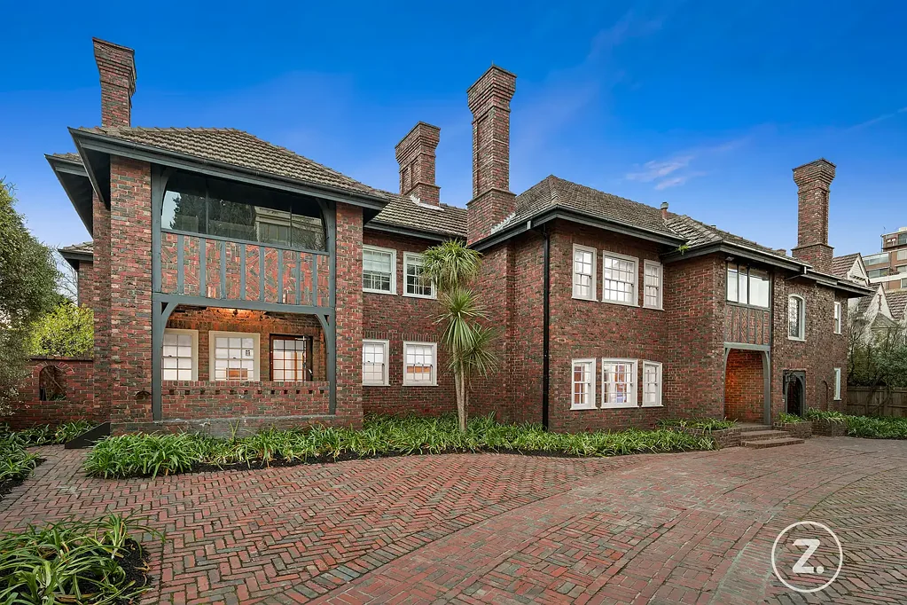 Toorak 3房 墨尔本顶级地段 顶层公寓 优雅宽敞 独立入口 室内外连接 壁炉车库 步行生活圈 Spacious, sun-filled & superbly positioned!