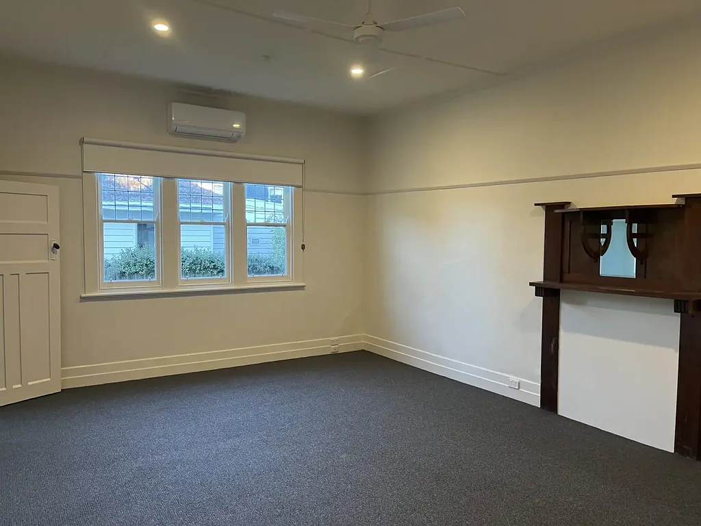 ONE BEDROOM DUPLEX IN GREAT LOCATION WITH GARDENER AND WATER INCLUDED