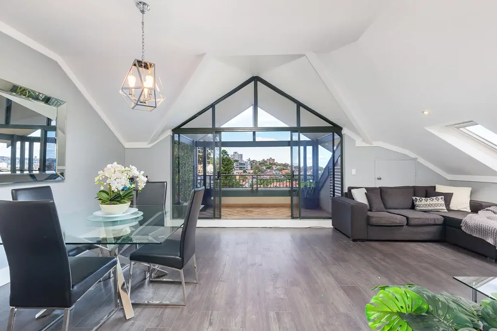 Quality 2 Bedroom Apartment with Harbour Views