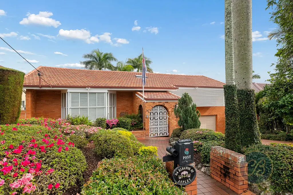 Aspley 4ਬੈੱਡਰੂਮ Step Back In Time. Brick Family Home with Pool, Manicured Gardens & Rare Opportunity