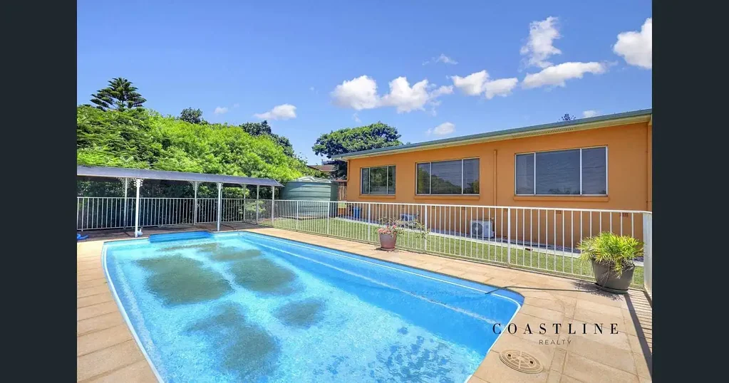 Family Living with a Pool in Sought After Quanaba