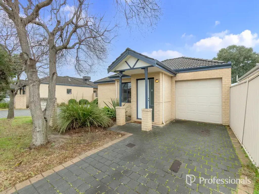 Cannington 3房  Street-Front Villa in Prime Location