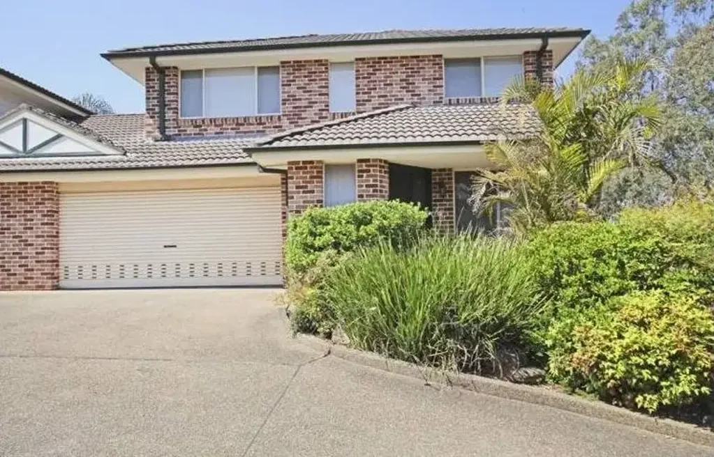 Neat & Spacious Townhouse | Double Garage | 2 Aircon Units | 2 Toilets