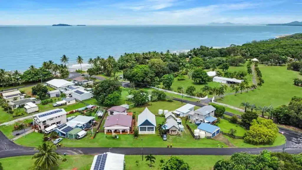 Cowley Beach 3ห้องนอน Coastal Living at its Best – Cowley Beach! Very neat, stroll to beach, quiet, fresh air, convenient.  Shed, bore, fenced--buyers over $510k