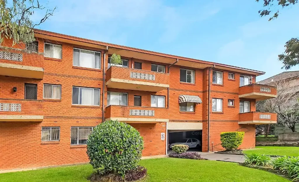 GROUND FLOOR & MINUTES WALK TO STATION, SHOPS & SCHOOL