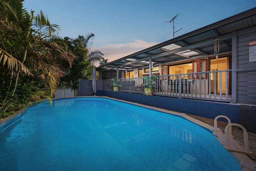 Baulkham Hills 3房 宽敞卧室三间 书房可变四卧 私密客厅壁炉 翻新厨房石材 游泳池阳台 草坪后院娱乐 划片优质学校 社区友好宁静 Private Family Oasis - Resort Living in Desirable Enclave!