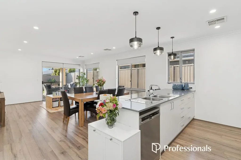 Forrestfield 4 Slaapkamer Modern & Neat - Top Tier Location!