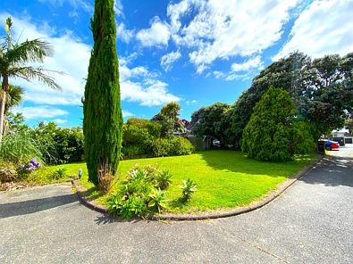 Spacious Family Home with Detached Suite Near ...