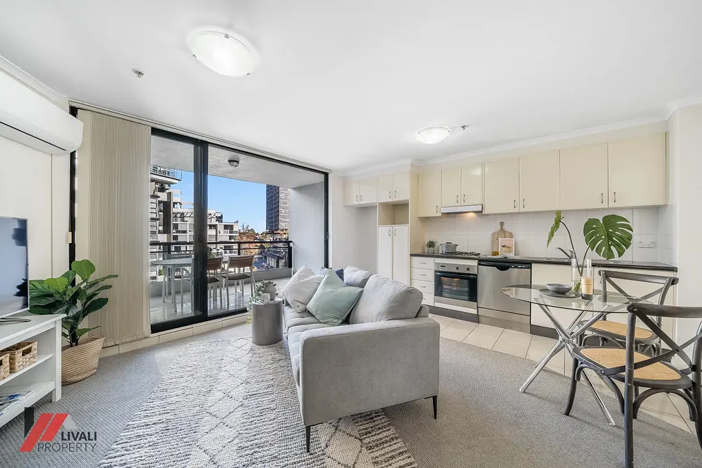 Superbly located, bright open plan living - Pet friendly