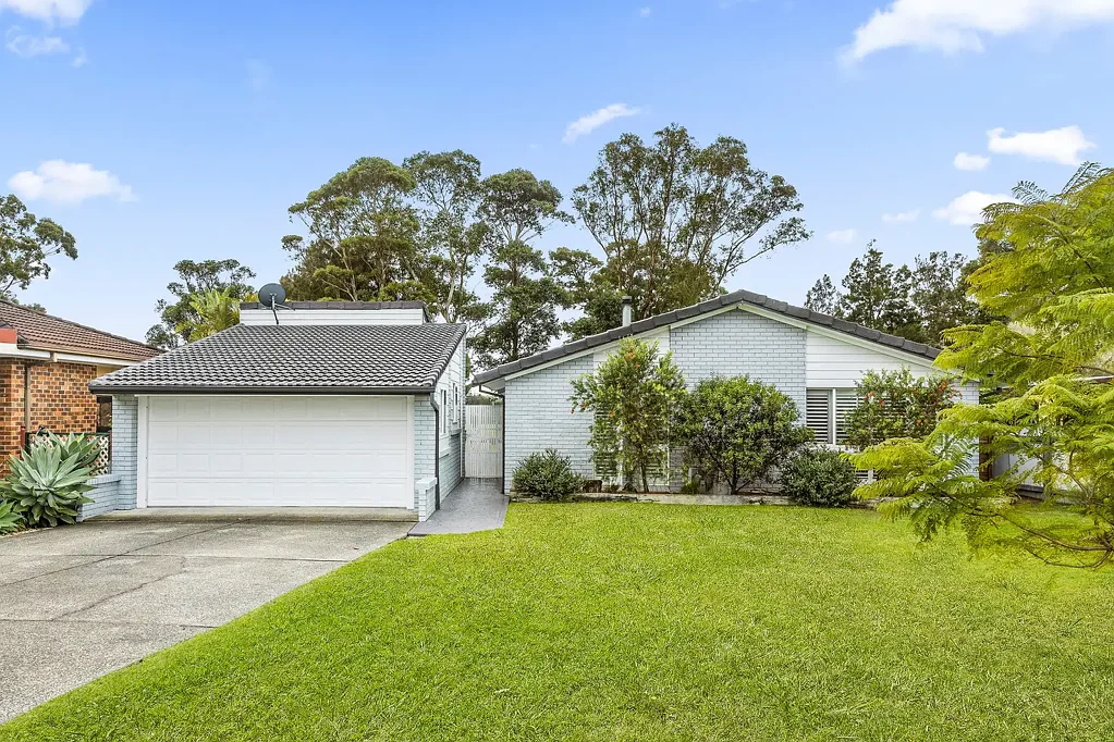 Albion Park 4房  4-Bed Stylishly Renovated Family Home with Designer Kitchen, Flexible Detached Retreat on Expansive Reserve-Backed Block