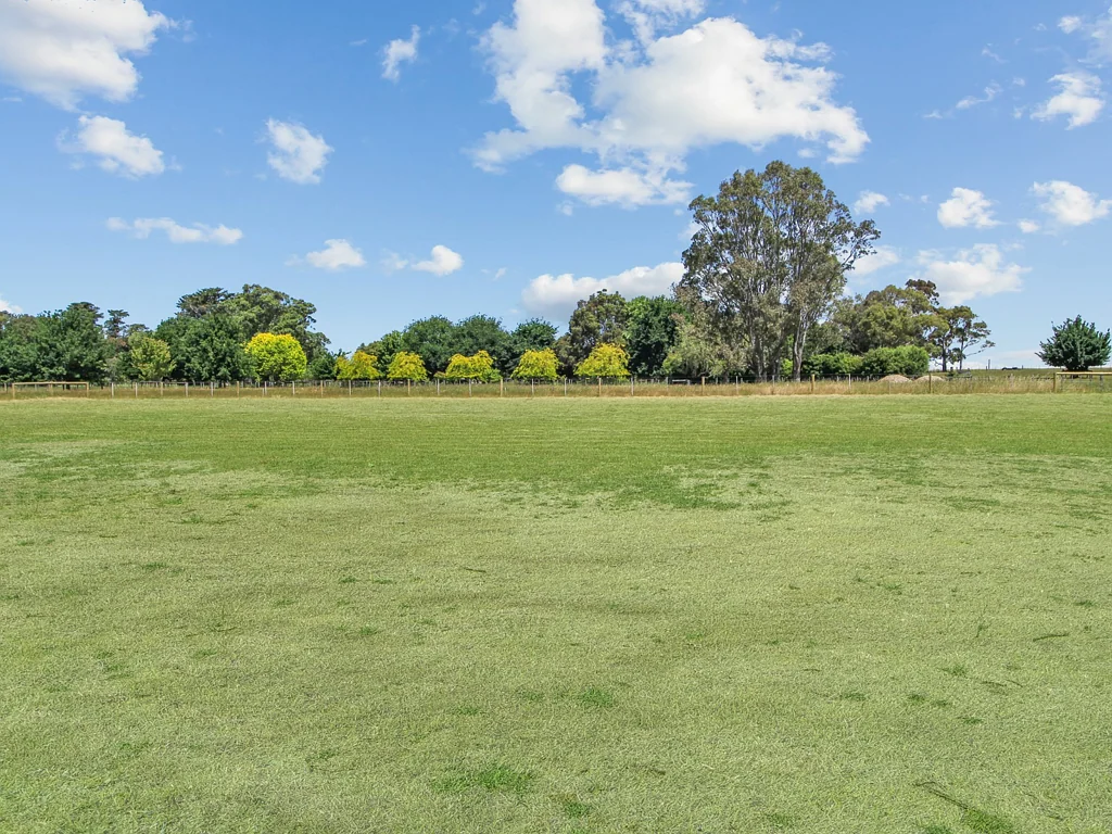 East Bairnsdale SPACIOUS, LEVEL ALLOTMENT.