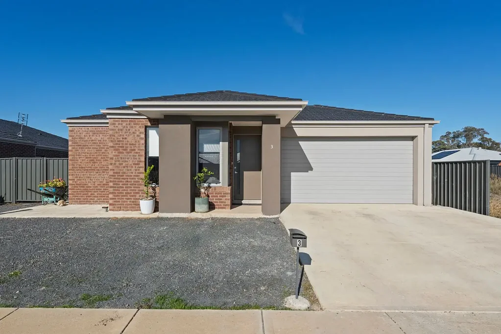 Benalla 4房  MODERN FAMILY HOME WITH SIDE ACCESS!!
