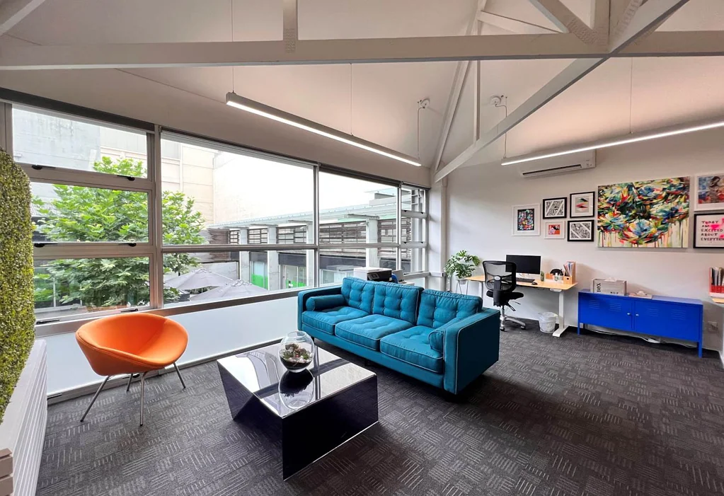 Newmarket MODERN LEVEL 1 OFFICE ON BROADWAY
