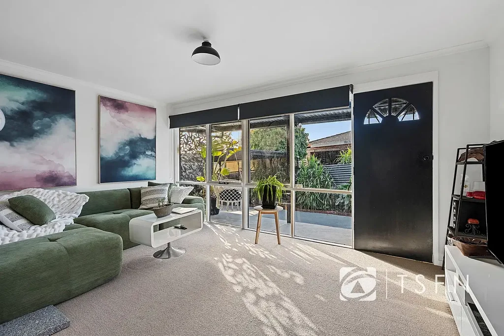 Golden Square 3房  A Beautiful Home with Space, Style & Stunning Sunset Views