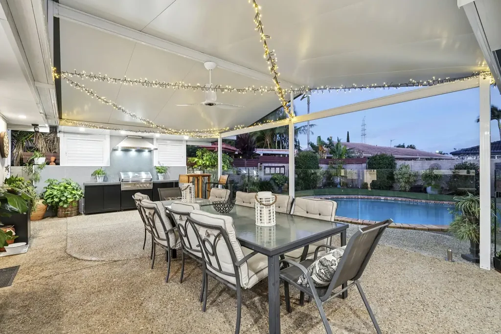 Clear Island Waters 4침실 An Elegant North Facing Home with so much to Offer!