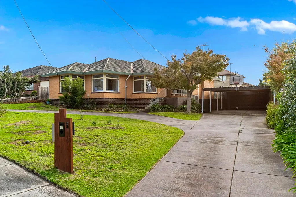 Frankston 4房 宽敞945平地块 宁静庭院位置 四卧带衣帽间 900mm烤箱 管道供暖 硬木地板 闪亮游泳池 双车库 四车carport Elevated Living: Stunning Family Home with Pool in Serene Court