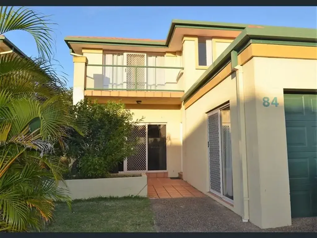 Classic & Comfortable 3-Bedroom Townhouse | Prime Carrara Location