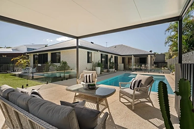 Brighton 5 Slaapkamer Rare Single-Level Living with Pool, Dual Living and Serious Shed Space