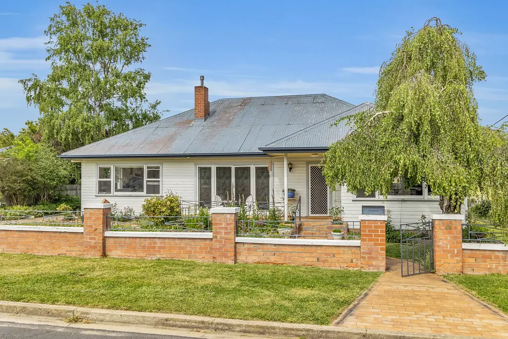 Bombala 3 Slaapkamer A Cherished Family Home on a Generous Block