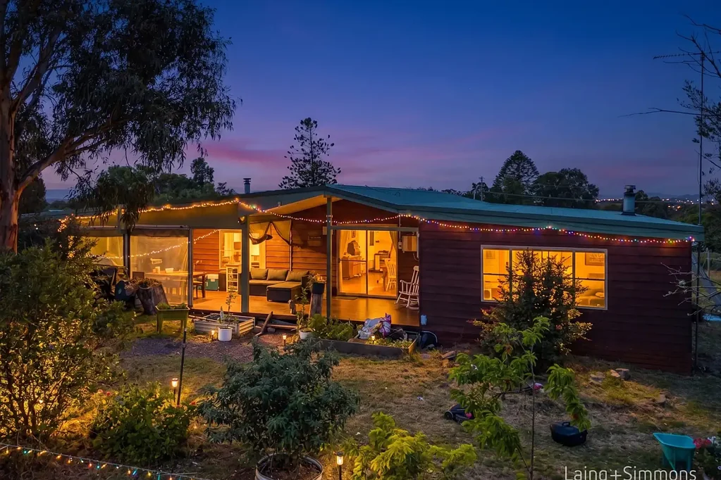 Armidale 4房  STRATEGIC LANDHOLDING & MODERN 4-BEDROOM RESIDENCE