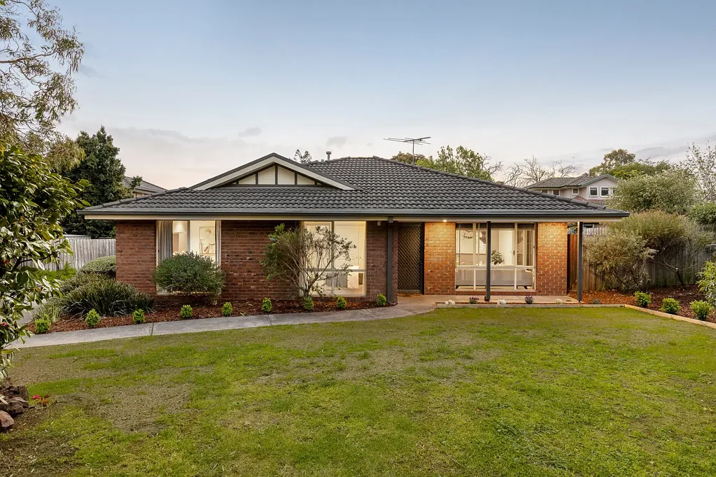 Knoxfield 3房 珍贵正面位置 单层宽敞设计 双自动车库直入 宽敞娱乐空间 带Ensuite主卧 朝北阳光庭院 风管供暖分体空调 Effortless style spread across one easy level