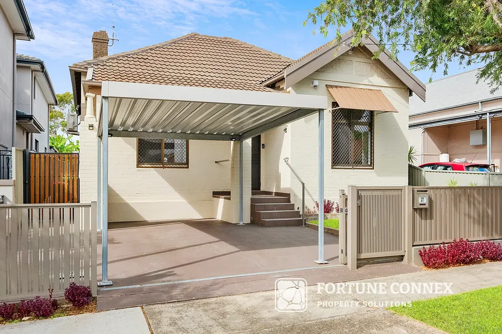 Lidcombe 3房 宽敞519sqm地块 时尚现代更新 多个生活区域 室内外流畅连接 阳光后院 建设潜力巨大 便利交通 配套齐全 Stylish Family Living with Future Potential in a Prime Location