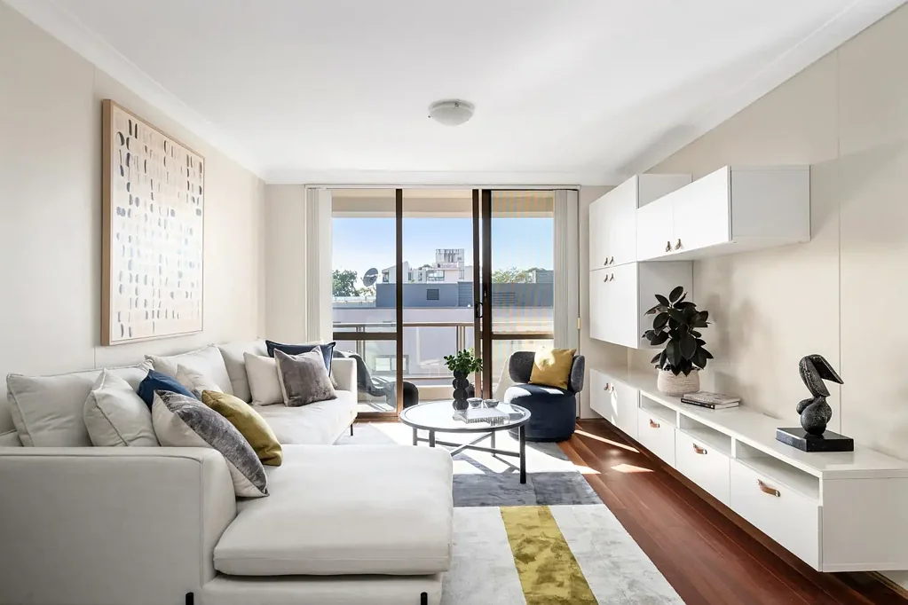 Cremorne 2房 高层朝北顶层公寓，可欣赏街区景致 Elevated North-Facing Top-Floor Apartment with District Views