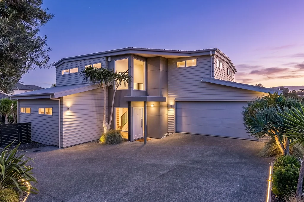 Te Atatu Peninsula 4 Bedroom Grand-Scale Prestige with Water Views