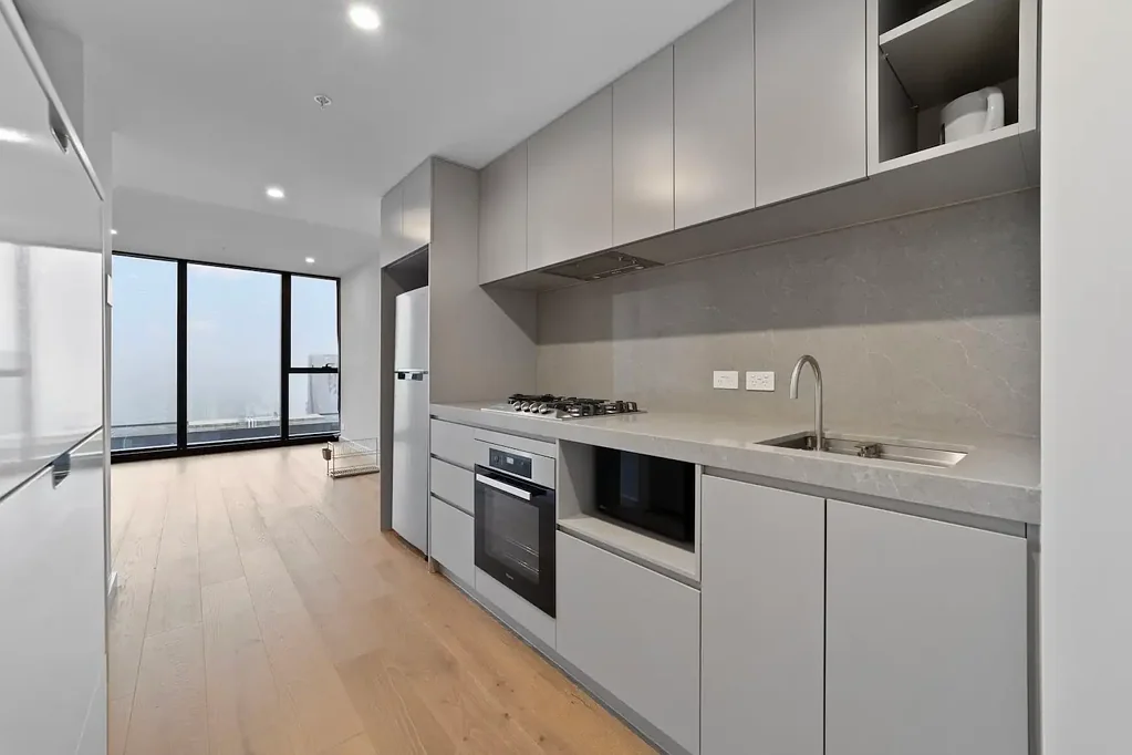 CBD LUX LIVING…TWO BEDROOM, ONE BATHROOM APARTMENT!
