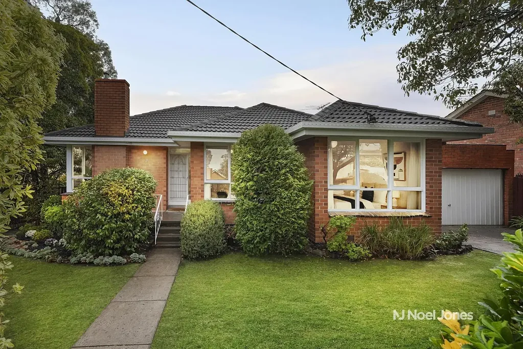 Nunawading 3房 成熟花园环绕 视野满眼绿意 高天花板空间感 实用厨房设计 充足储物空间 步行便利设施 私密户外空间 遥控双车库 One-Owner Treasure, Ready For The Future