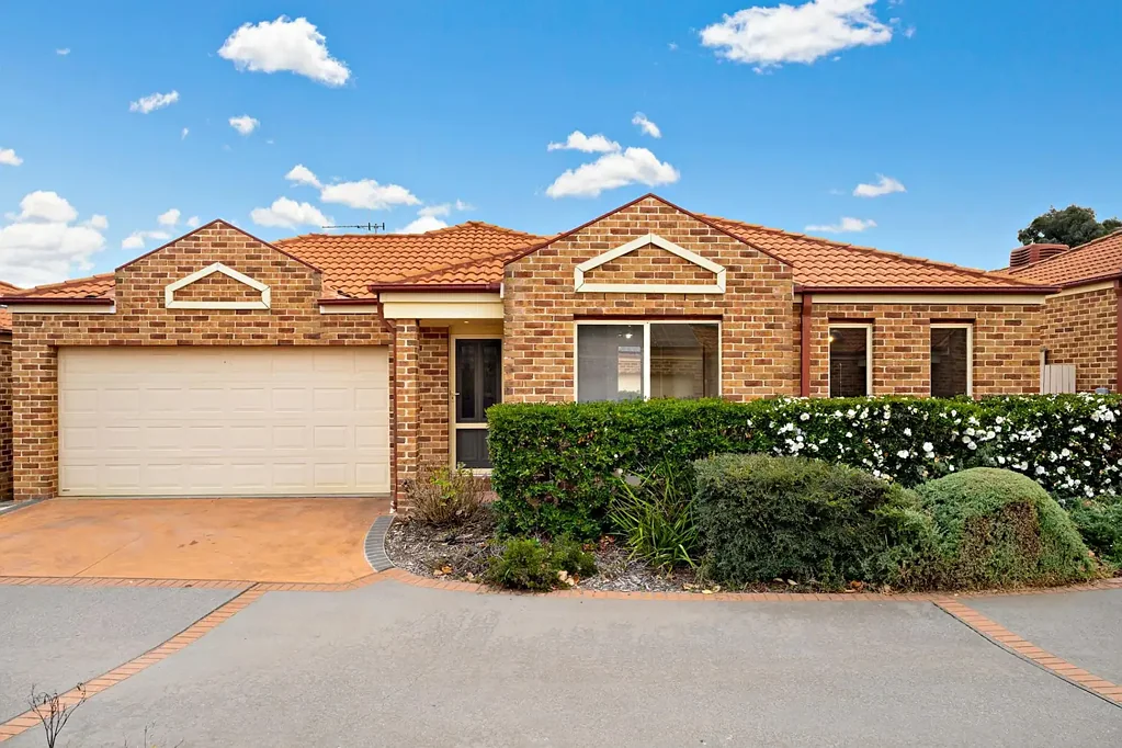Amaroo 4房  Awesome four-bedroom family home close to schools and shopping center...