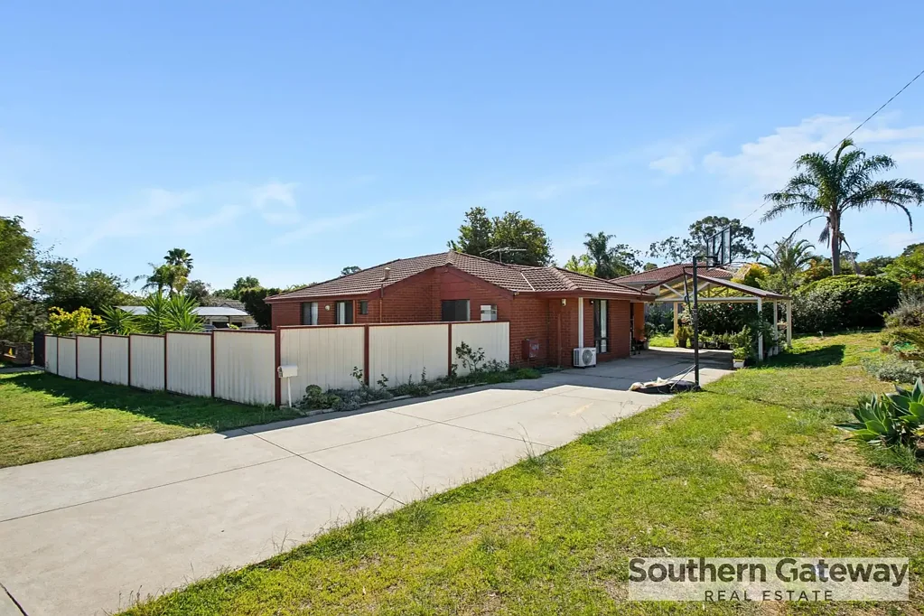 Parmelia 3房  COMFORT, SPACE & CONVENIENCE ON A CORNER BLOCK