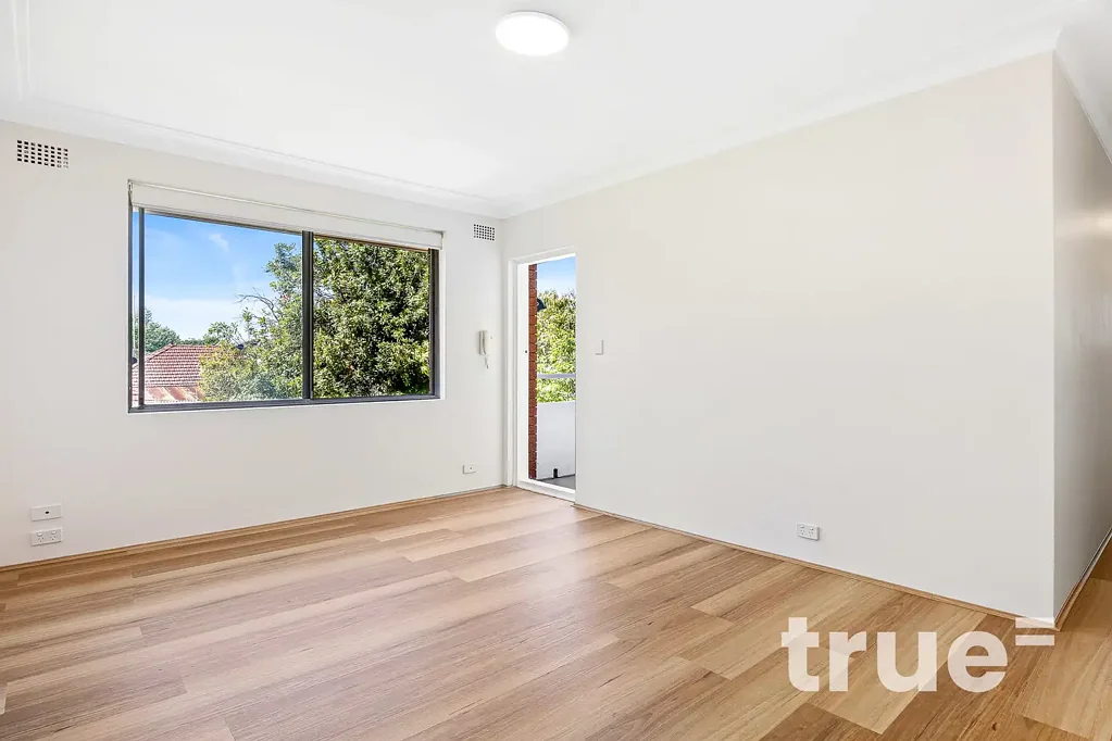 FRESHLY RENOVATED TOP FLOOR APARTMENT IN PRIME LOCATION